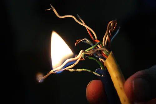 出现发热过高,在局部形成恶性循环,或出现电弧,电火花,进而形成点火源