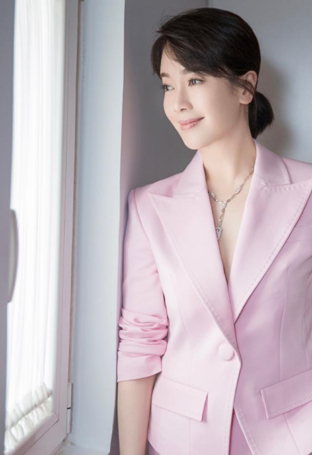 粉色西装的左小青,宛若仙子,美颜不可方物