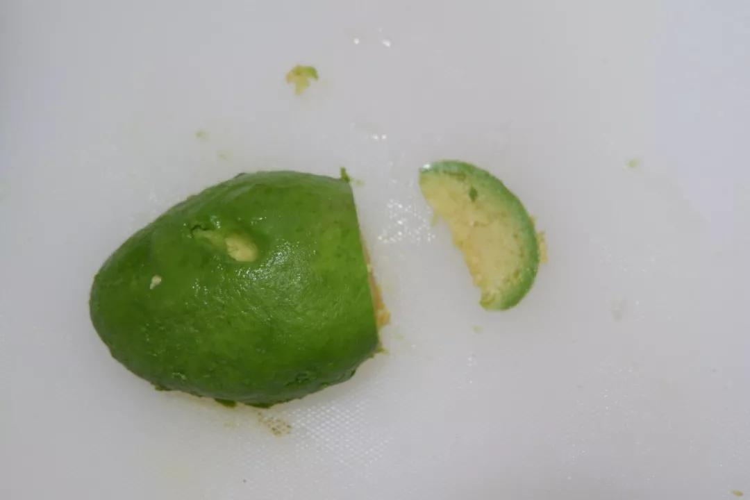 牛油果去皮去核干酪:少许柠檬皮屑:少许现磨黑胡椒碎:少许鸡胸肉:块