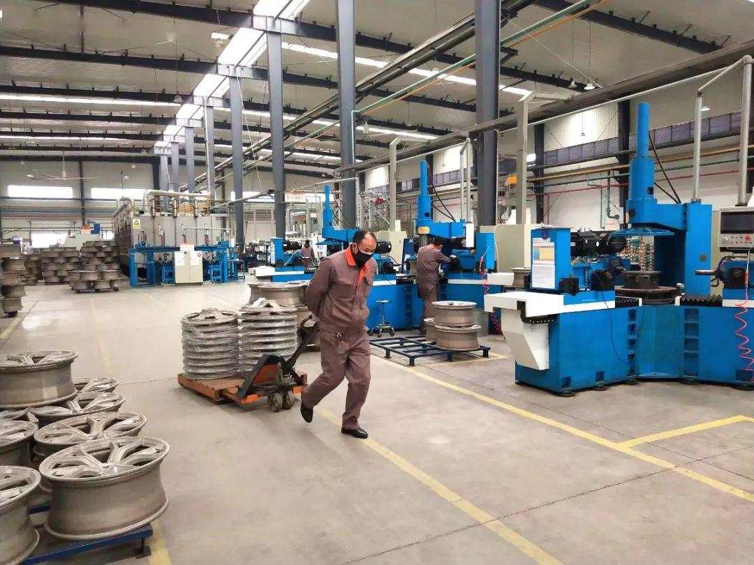 企业开拓国内市场自救02经初步统计,我区九海铝业,超群工业,麦科斯,康