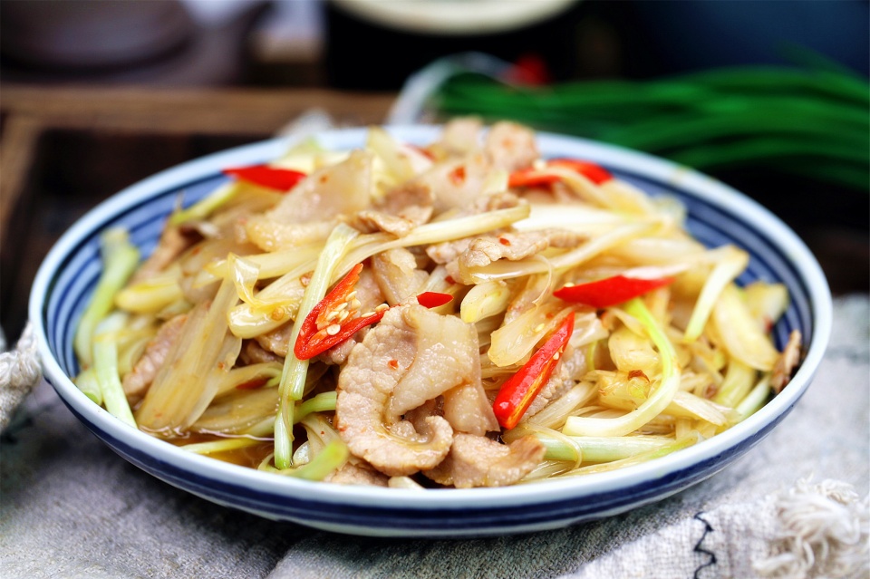 一把藠头,一块猪肉,简单一炒,香气扑鼻,肥而不腻,好吃又下饭