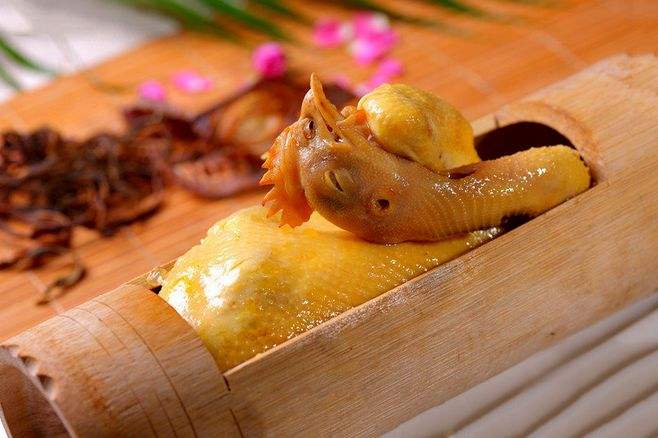 糍粑多放内馅,如豆蓉,莲蓉,芝麻桂花糖等,质地细腻柔韧, 洁白晶美, 如