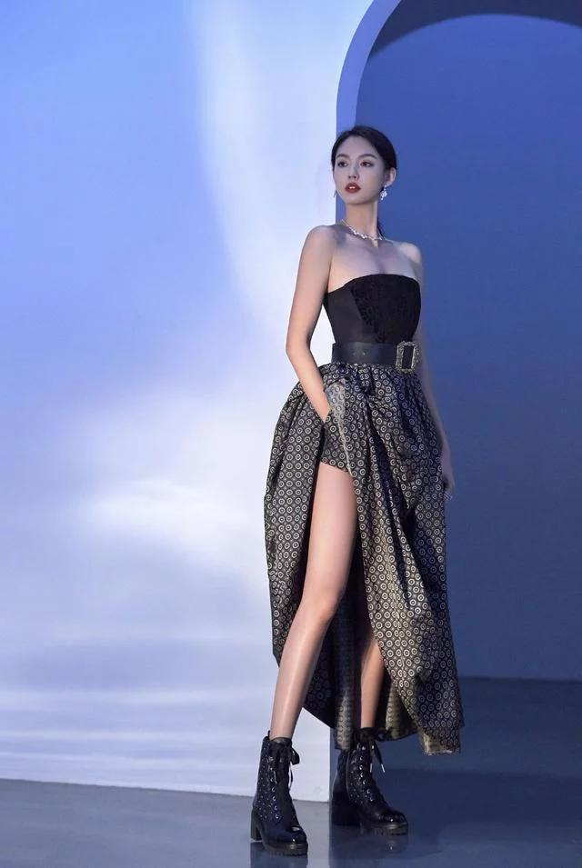 美女"张梓琳"黑衣长裙气质写真