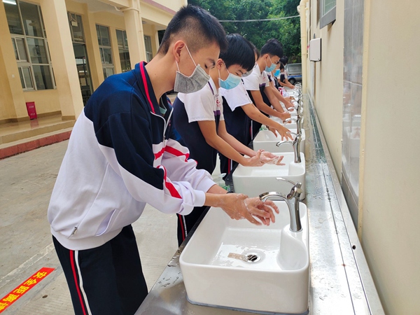 三亚市荔枝沟中学设多重防控"关卡" 有序迎接复课第一天