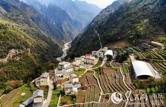 巫溪天元乡村村铺上柏油路02五彩小楼扮青山