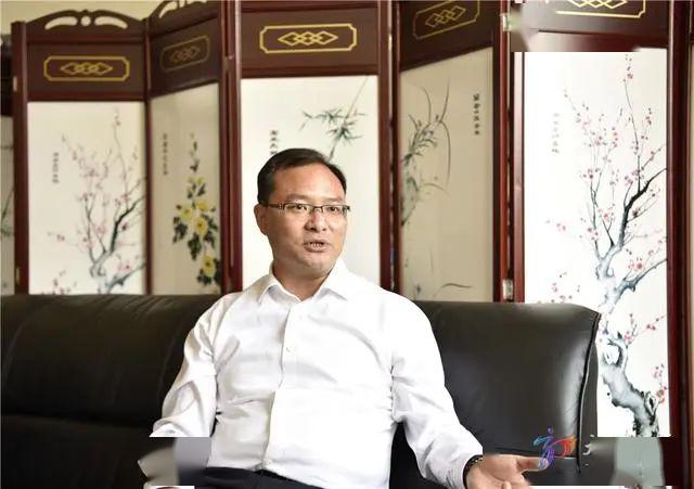 县四套班子领导与援鄂归来医疗队员座谈_邓皓