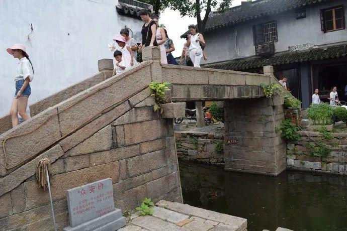 缆船石石驳岸上的缆船石精致的马鞍水桥上左右有一对缆船石金安桥边老