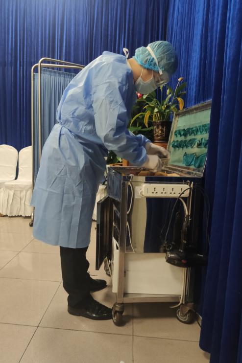 广州市殡葬服务中心工作人员阿鑫(化名)在整理妆容用工具因为春节不办