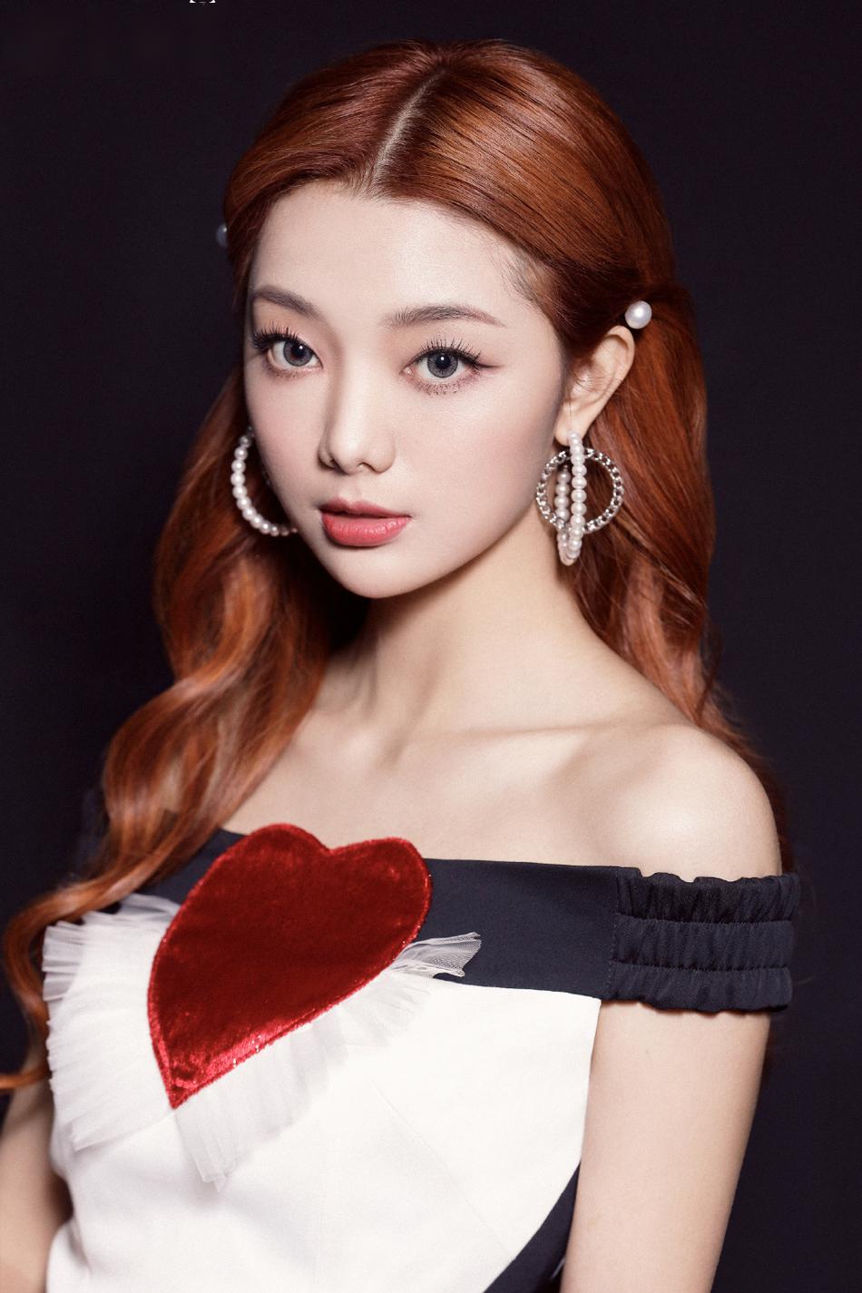 李紫婷穿白裙秀香肩锁骨栗色长发披肩似洋娃娃