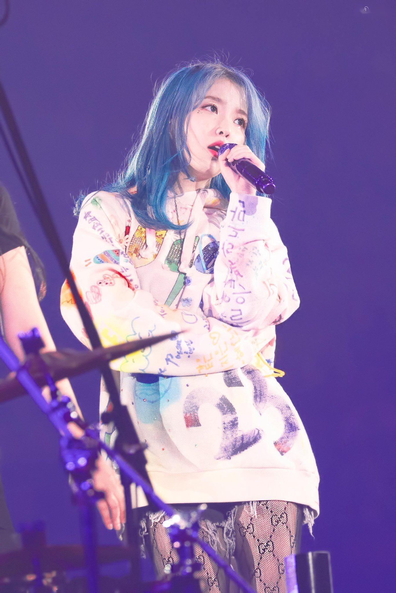 将2020流行趋势年度色classicblue活用的歌手iu