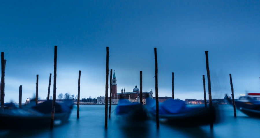 家电价格战不断,商家的库存产品跌价谁来承担?-家电圈官网