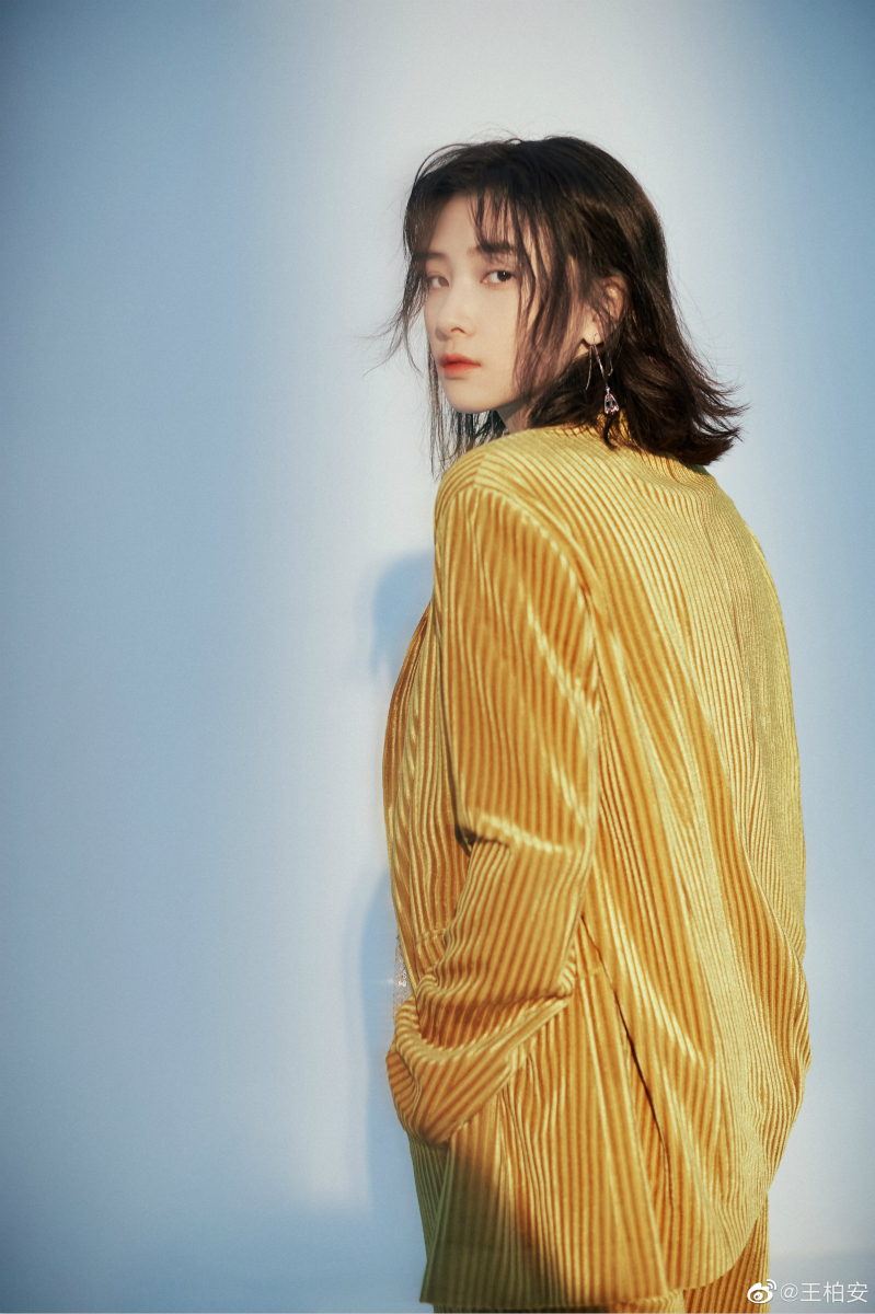 王柏安晒西装写真复古嬉皮尽显帅气洒脱