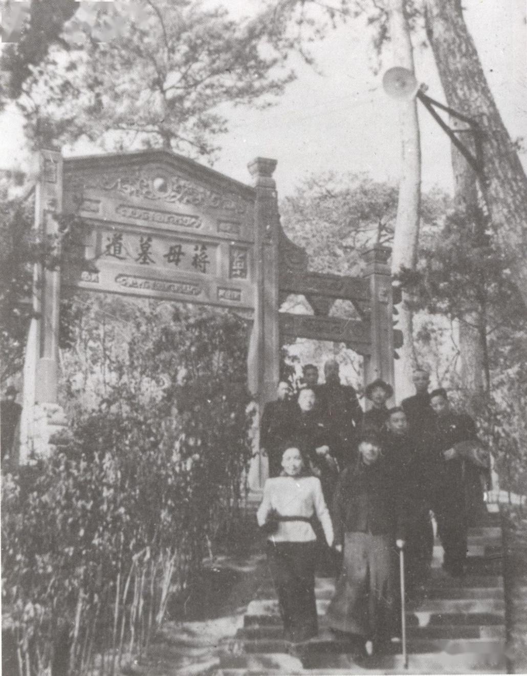 1949年,蒋介石夫妇回溪口祭扫母亲墓《奉化档案精粹《蒋介石