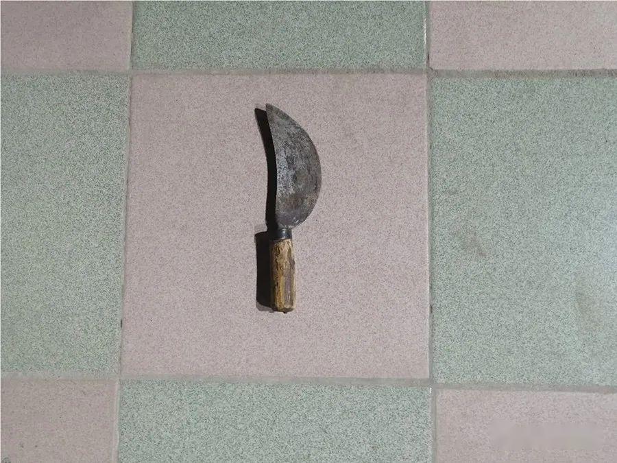 因形状像牛的耳朵,所以又叫"牛耳子刀".