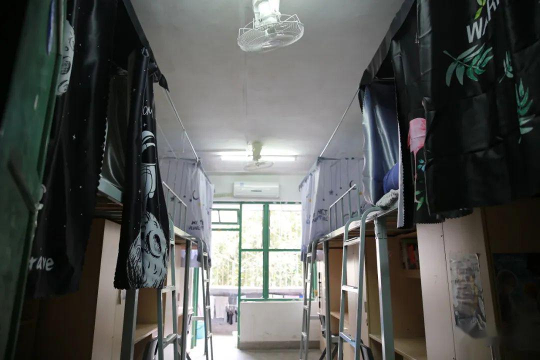 中间间隔一张床位宿舍由6人间转为4人间帮助同学搬运行李到宿舍学校