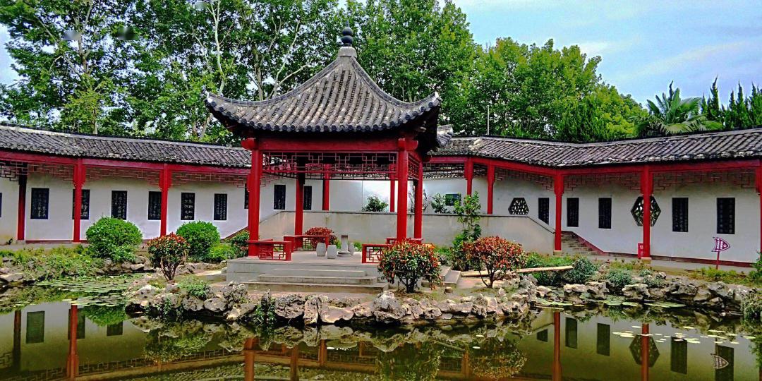 陋室公园门口,游客排队量体温,有序进入景区.