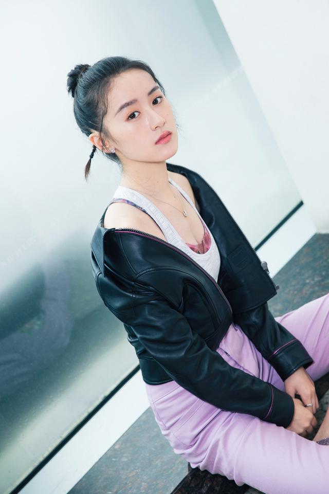 袁冰妍身穿coach x selena gomez系列皮衣和淡紫色休闲裤