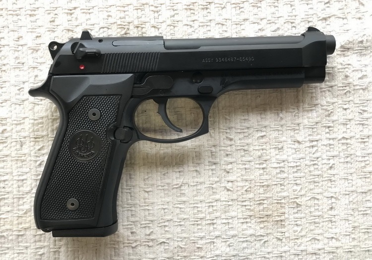 92fs 和 cz75,是兩隻非常相似的手槍,槍手後來還接觸過sig sauer p226