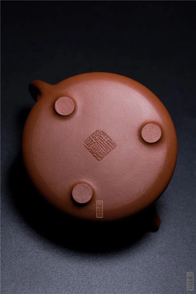 壶身由王龙装饰,泥绘的笔触之美显而易见,画面中的马左前肢伸直,右