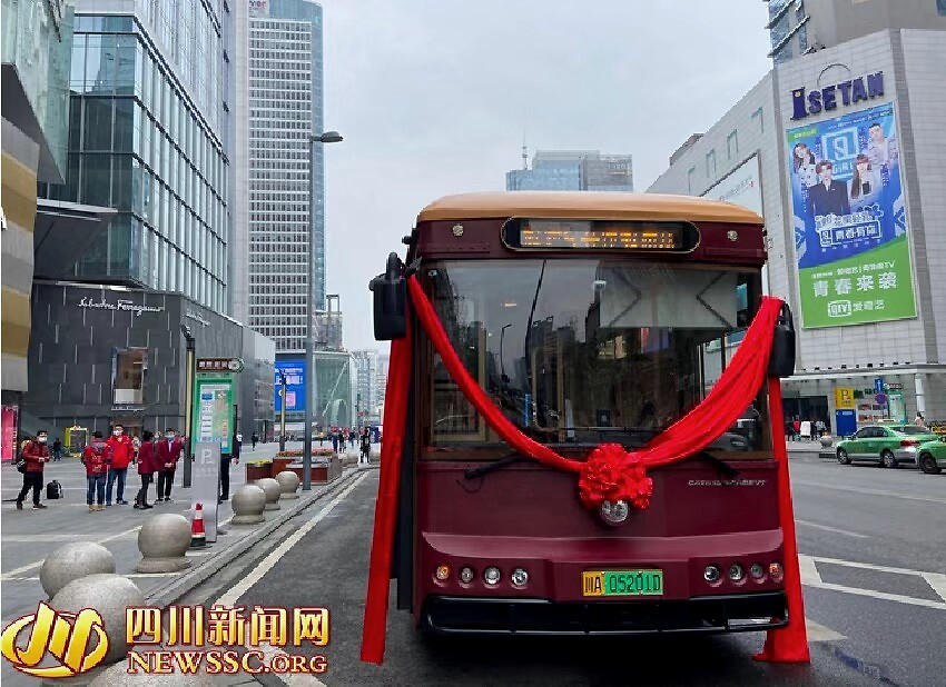 由成都文旅公交推出的成都首条"铛铛车"熊猫专线——熊猫快线5号线