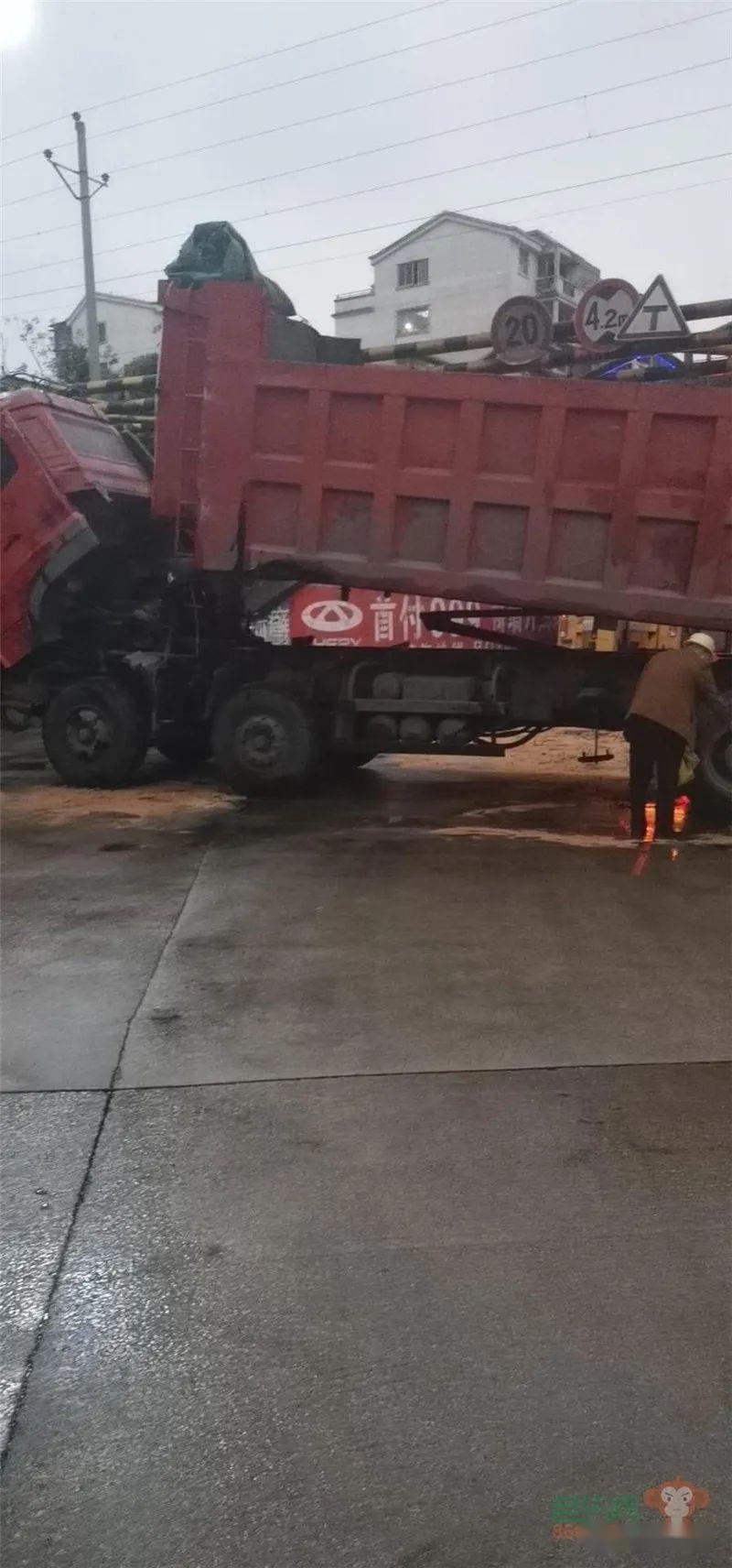 雨天三钢北通道发生一起车祸大货车翻车