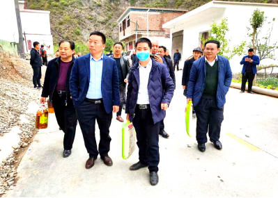 战贫困,献爱心 一他们携手前往山阳县南宽坪镇开展助学扶贫活动