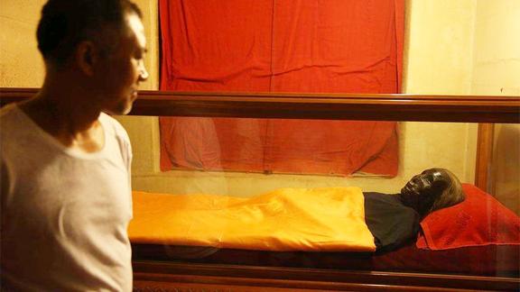 香河老人去世后遗体没经过任何防腐处理十余年后仍保持完好