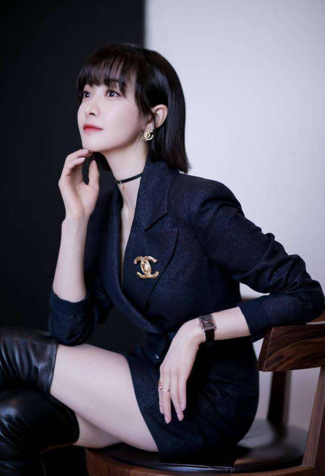 宋茜创造营3舞台造型曝光直角肩蚂蚁腰太惹火