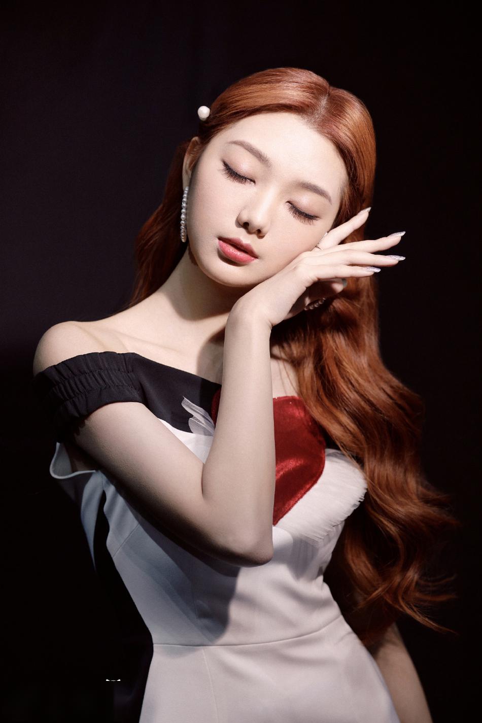 李紫婷穿白裙秀香肩锁骨栗色长发披肩似洋娃娃