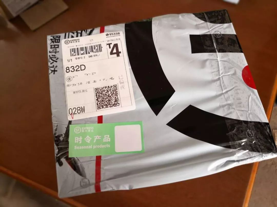 套上防水袋,让顺丰快递带她飞一程制作步骤:将3个鸡爪,1个鸡腿肉,3个