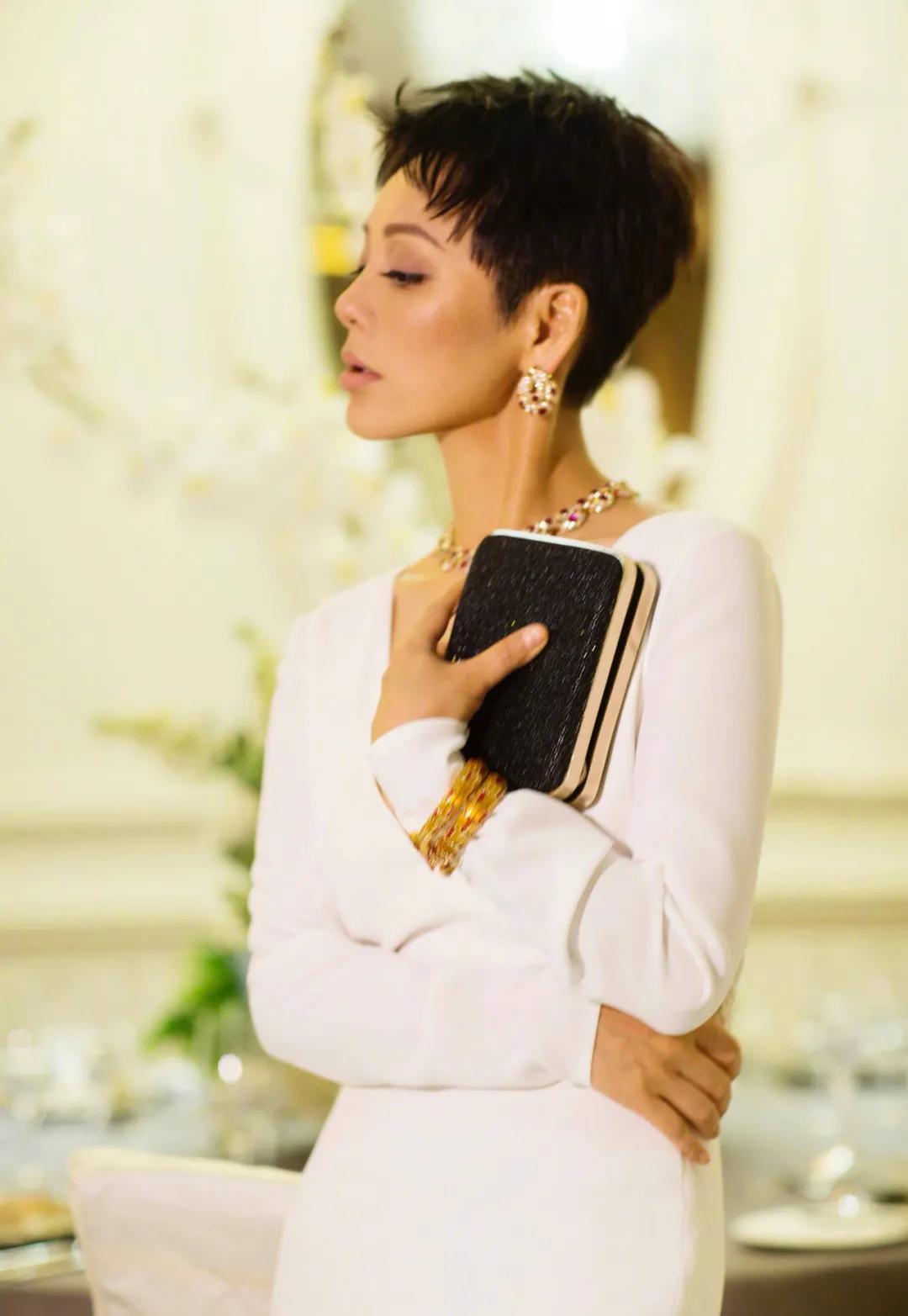 妆发设计方面宁静也很用心,首先发型上,宁静搭配的是假小子的短发