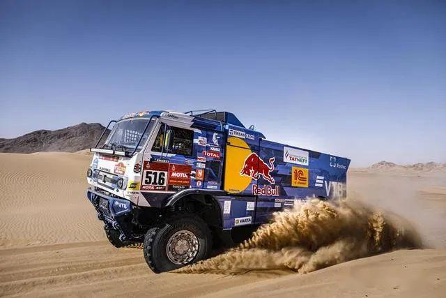 《速度与激情8》中的ripsaw ev2履带车