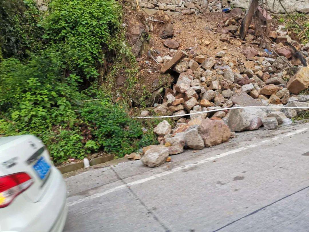 连日暴雨,武平隔壁县这条公路多处滑坡,溜方!_上杭