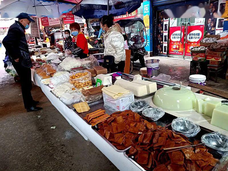 今天耗子锅到南充五里店农贸市场买菜,发现豆制品今天开始调价!