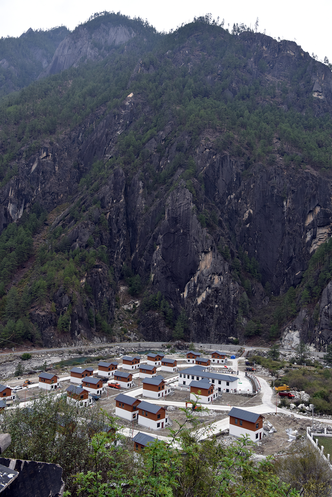 广东深圳市援建的边境小康村察隅县竹瓦根镇雄久新村竣工(4月6日摄)