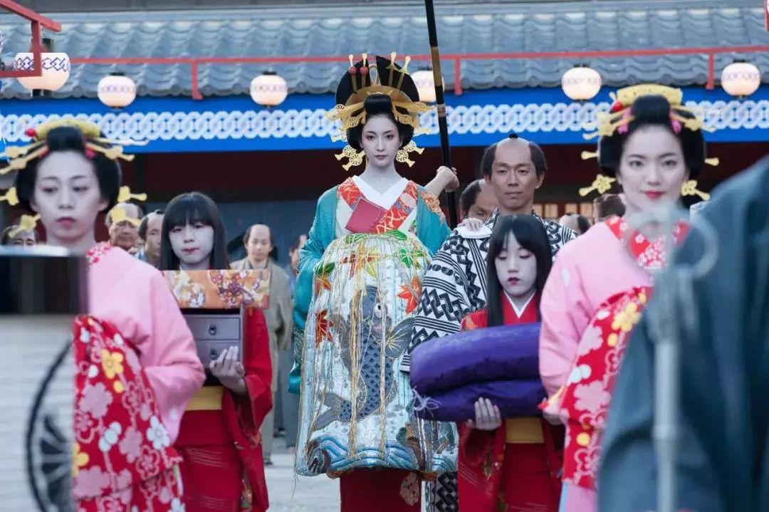 上层艺伎被称为"花魁",都是万里挑一的美人,自然就有了挑选的权利,能