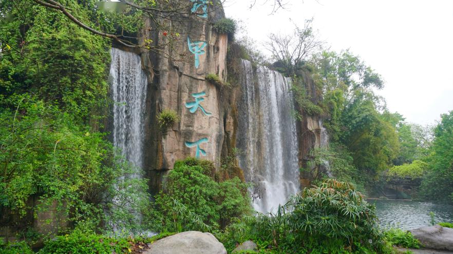 天下秀"这一定论,一个"甲"字突出了峨眉秀色的地位和峨眉山人的气魄