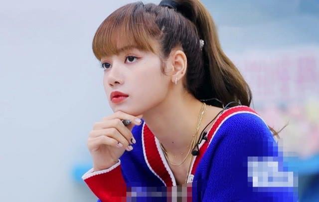 lisa太严厉学院风穿搭配高马尾录节目真是不心软的美少女