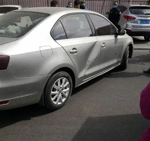 关注民生侧翻67昨天白城图乌公路附近发生一场交通事故私家车当场就