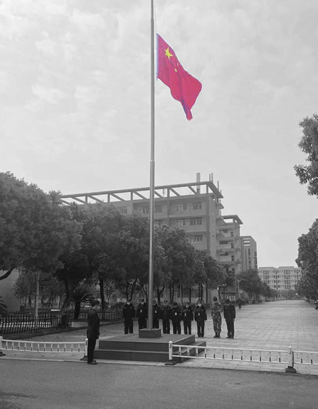 江西制造职业技术学院降半旗深切哀悼新冠肺炎疫情牺牲烈士和逝世同胞