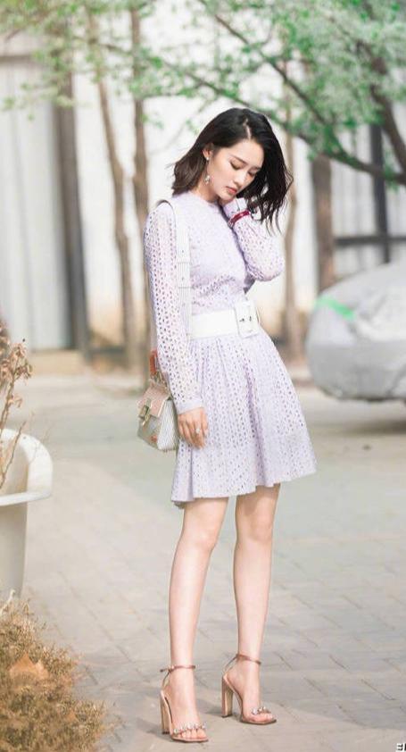 李沁穿白色"镂空裙",颜值与气质让人难忘,美艳如花