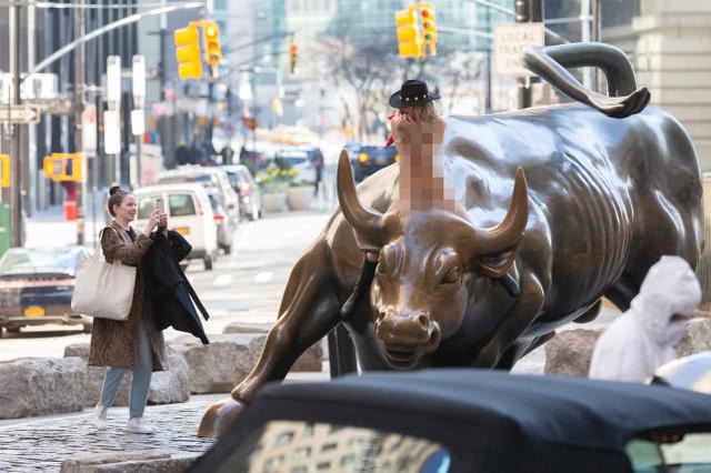 趁纽约封城金发美女扮牛仔裸骑华尔街铜牛这就是美国精神