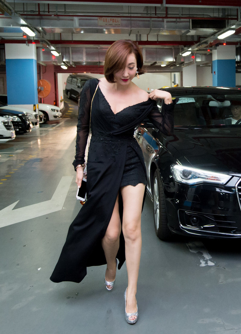 她被誉为影视圈"黄金才女",颜值高更有身材,深v裙尽显女人味_陈祉希