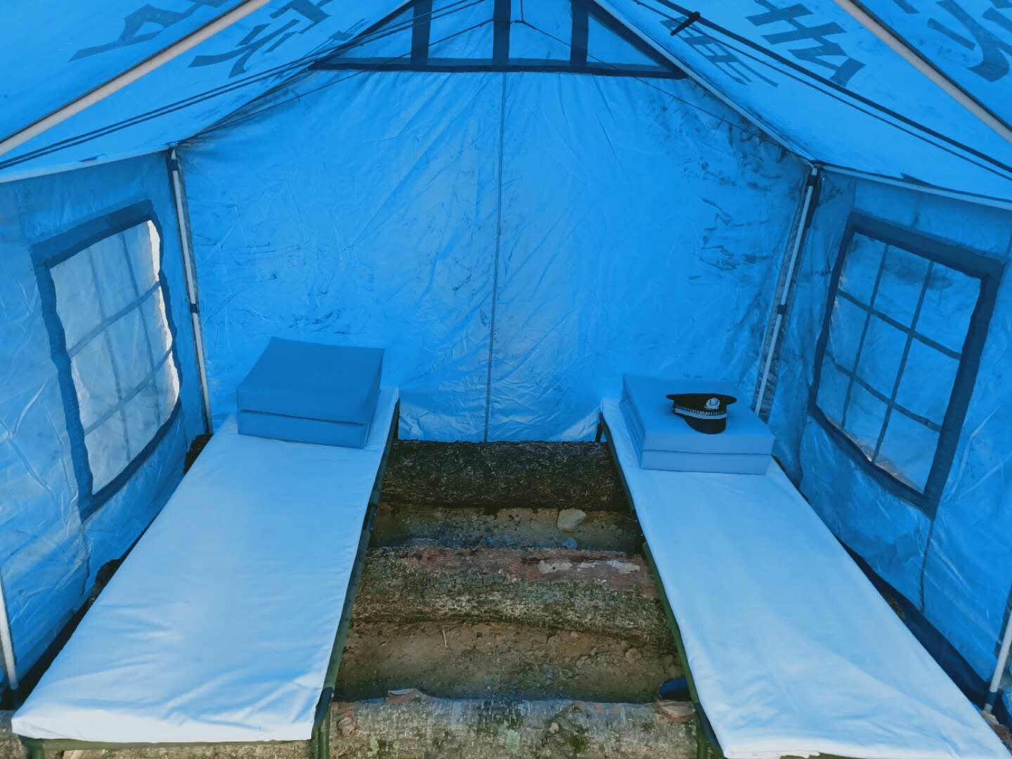 用木头和木板搭建的简易床位