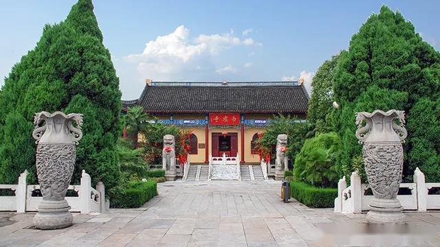 白雀寺于1996年5月建成对外开放,里面共分为大雄宝殿,天王殿,地藏殿