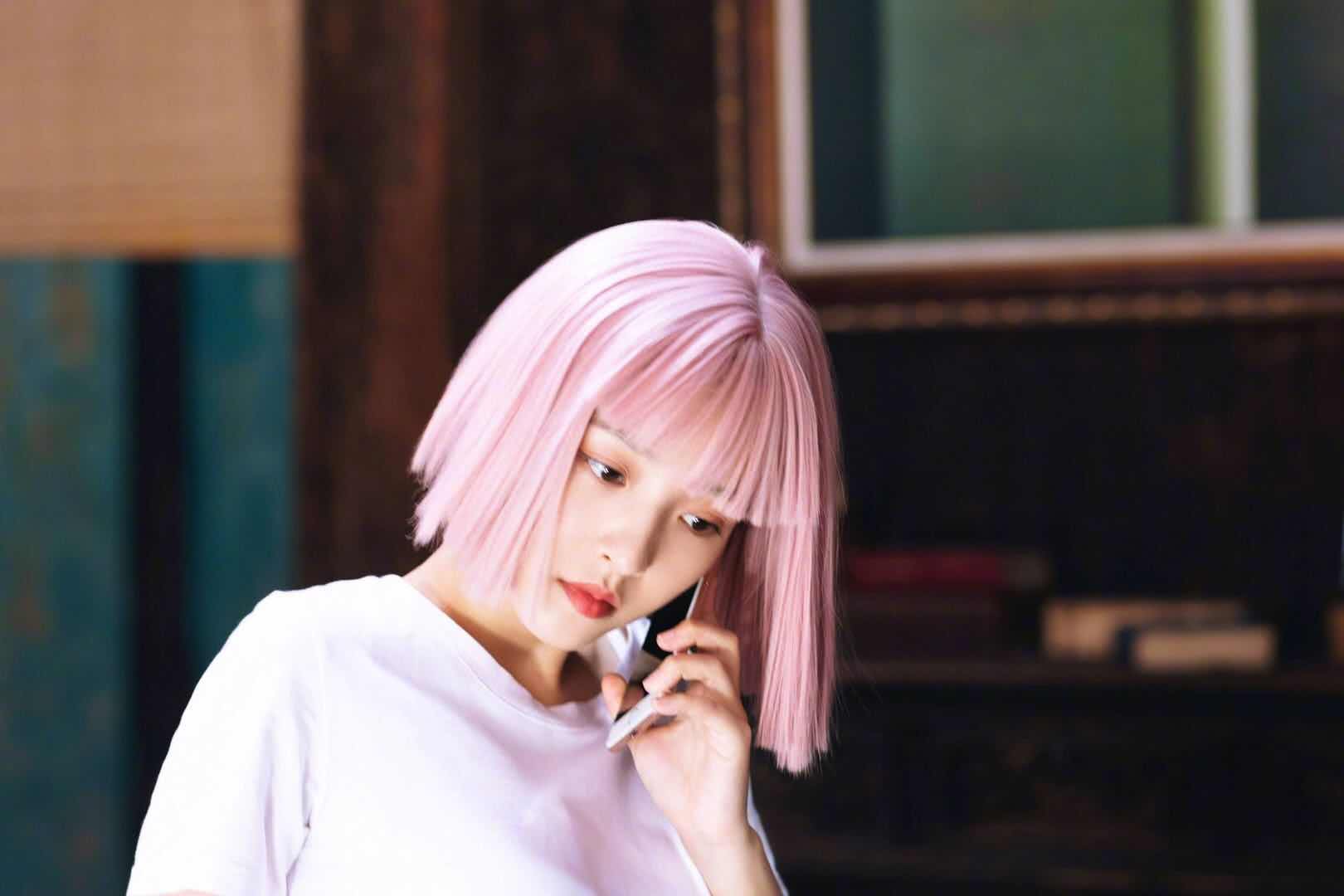 吴倩为何一直是高马尾?看到她的粉色短发,网友:清纯人设崩塌!