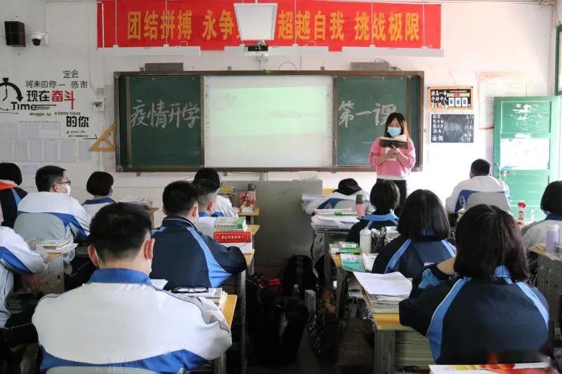 开学第一课▲食堂第一餐浏阳市第三中学▲入校前,家长在给孩子整理