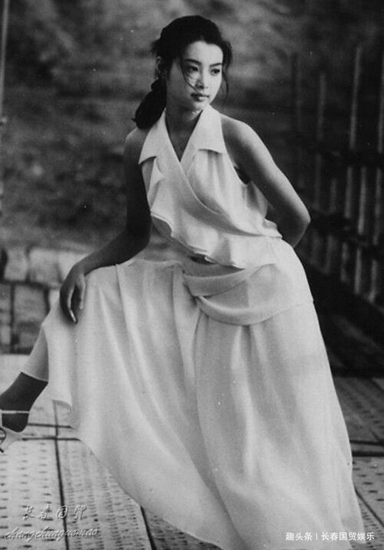 袁立年轻时旧照曝光,端庄秀丽清纯甜美,满脸胶原蛋白