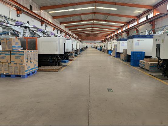 天津市环宇伟业塑料制品有限公司生产部厂长周德程我们按照"两班倒"的