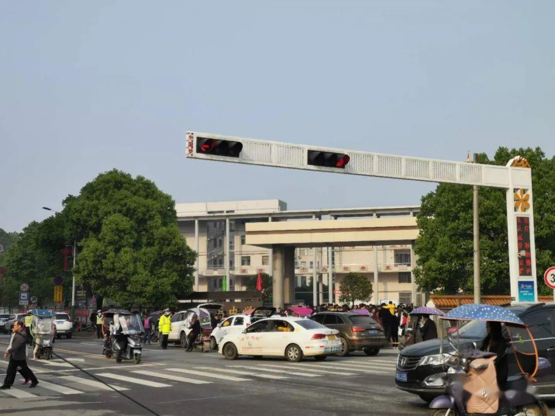 衡东兴东中学校门口车辆来来往往非常多衡东交警为学生们保驾护航▲兴